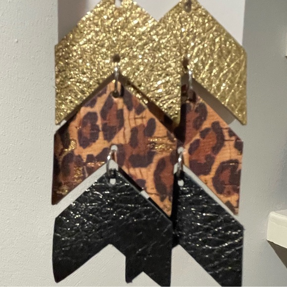 Leopard 🐆 Gold Lightweight Earrings - New - Picture 2 of 5